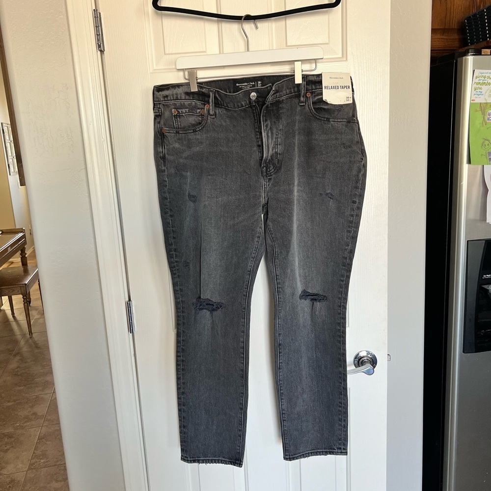 NWT Men’s Abercrombie Relaxed Taper Jeans 38x32 washed black color